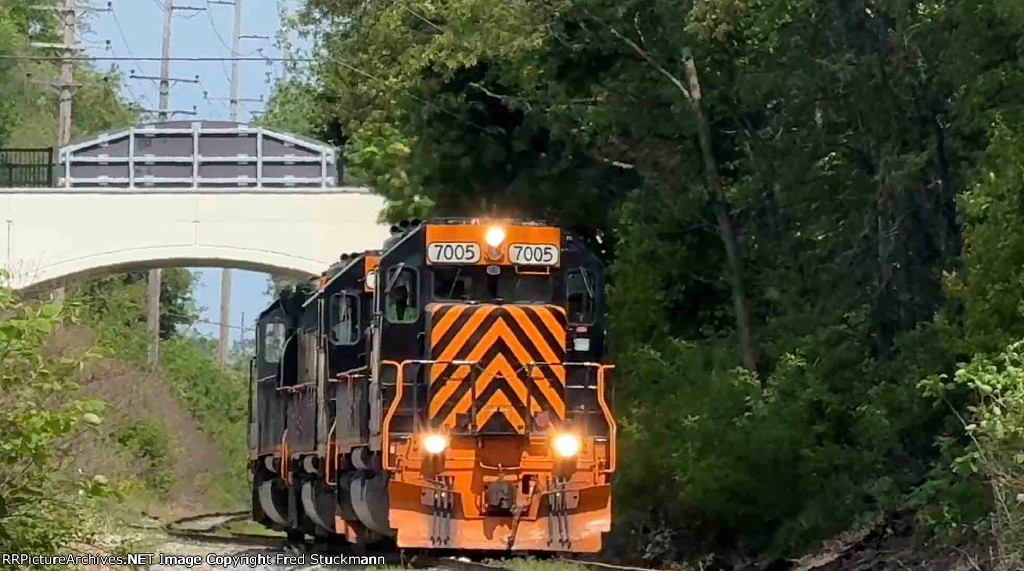 WE 7005 leads the power to the yard.